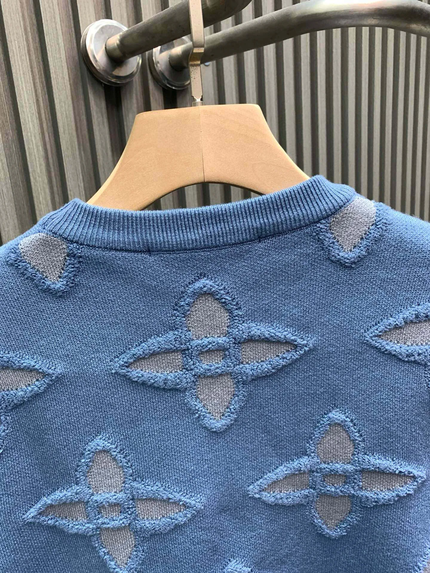 🅿️380 🀄️ Louis Vuitton Louis Vuitton's latest jacquard knitted pullover sweater for autumn and winter 25 is exclusively presented. A sweater with super smooth lines that is very in line with the aesthetic tone. The most basic style is minimalist and low-key luxury style. The simpler the item in the fashion industry, the easier it is to show a sense of high-end fashion. It is a very age-reducing fashion style. A must-have item. A sweater that is very in line with the aesthetic tone of the Lu family. Classically labeled jacquard elements. It is intertwined and outlined with yarn-dyed craftsmanship. It is perfectly integrated into the fabric and forms a complete contrast with the outside tone. The vision is quite elegant and fashionable. It is noble and elegant. It is full of charm. From the main fabric to the detailed craftsmanship, everything shows the ingenuity of the fashion. It interprets the essence of fashion to the extreme. It has both warmth and warmth. It is suitable for autumn and winter. It is suitable for the current seasonal climate. The texture is dense and light, full of elasticity and drape. It feels soft and waxy, skin-friendly and warm. Bringing the ultimate comfortable wearing experience. The full-width brand pattern jacquard design is completely customized according to the original measurements. The imported wool texture is very comfortable and delicate to the touch. The yarn feels soft and waxy. It is skin-friendly and gentle. The all-over logo jacquard design makes the style personalized and fashionable. Genderless and unisex. The fabric is fluffy and soft. It has a perfect sense of laziness. It is very practical to wear. The sweater is loose enough to make you look slimmer and taller. It is a durable and durable style in the wardrobe every year. Light blue